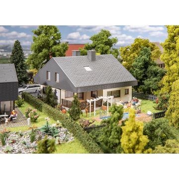 Faller - 1/87 BUNGALOW MET PLATEN DAK (12/22) *